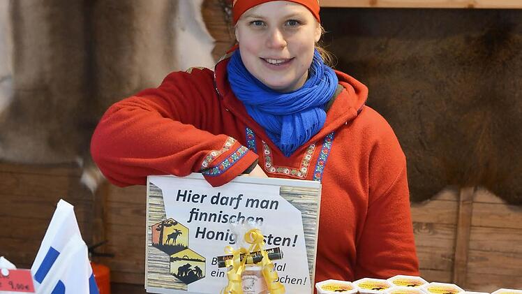 Anne Vesanka löst sich mit einem Kollegen am finnischen Honig-Stand ab. Die Studentin aus Joensuu spricht fließend Deutsch. Foto: Ronald Rinklef