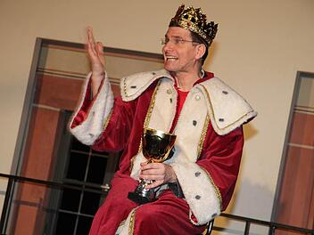 Als König von Franken macht sich Mäc Härder so seine Gedanken, was wäre wenn seinem Volk plötzlich einige Buchstaben in der Sprache fehlen würden. Fotos: Gerda Völk