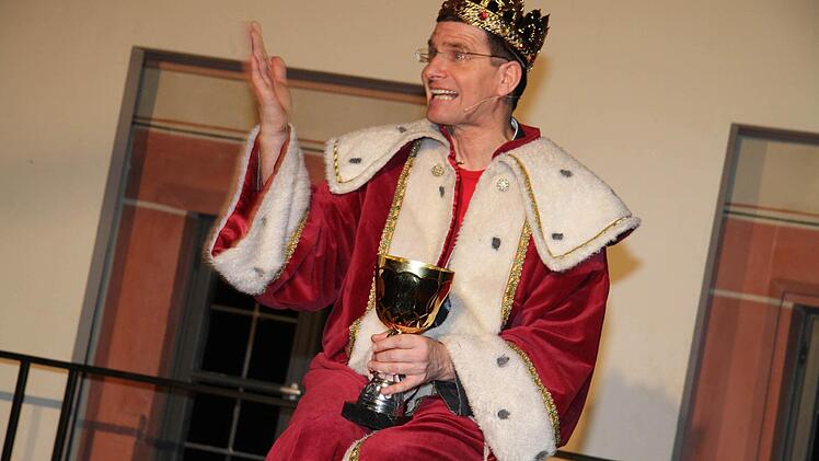 Als König von Franken macht sich Mäc Härder so seine Gedanken, was wäre wenn seinem Volk plötzlich einige Buchstaben in der Sprache fehlen würden. Fotos: Gerda Völk