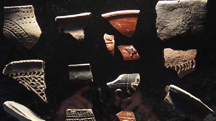 Es sieht aus wie ein paar Scherben und doch sind es 5000 Jahre Geschichte.