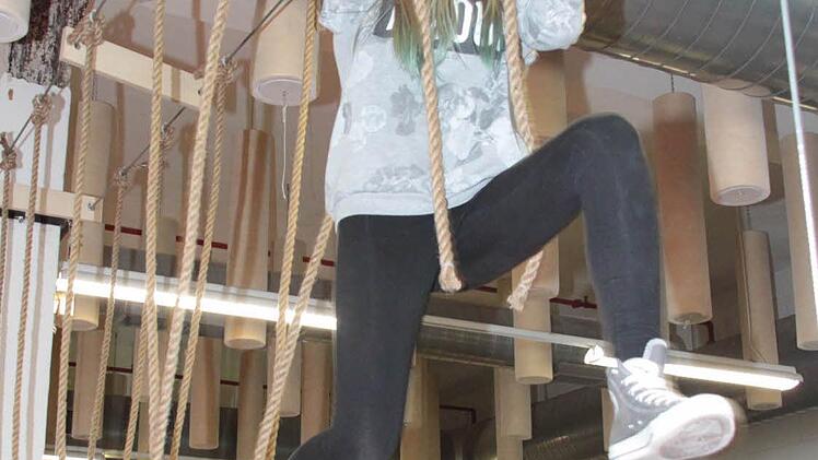 Layla Jahreis am Klettertau. Foto: Stephan Tiroch