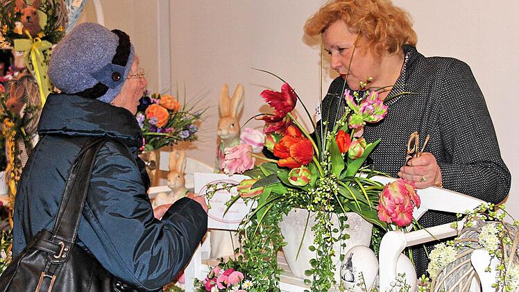 Ostern und Blumen gehören zusammen. In der alten Aula wurden hübsche Arrangements gezeigt. Foto: Dieter Britz