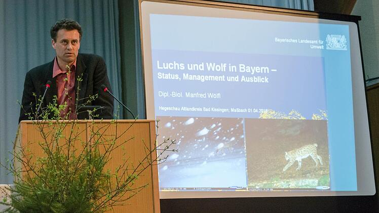 Diplom-Biologe Manfred Wölfl hielt einen interessanten Vortrag über Luchs und Wolf in Bayern Foto: Björn Hein