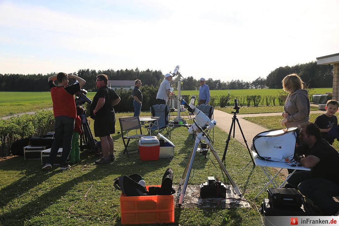 Merkur schiebt sich vor die Sonne