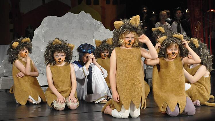 Die Löwen umkreisen den Daniel (Hannah Kleinhenz, in weißem Gewand) in der Löwengrube.  Foto: Petert Klopf