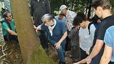 &Uuml;ber das durch einen Stolleneinbruch entstandene Versturzloch an der Eisensteinzeche Concordia breitet sich das Wurzelwerk einer Fichte aus. Gebannt schauen die Teilnehmer in die Tiefe. Foto: B. Kleinert