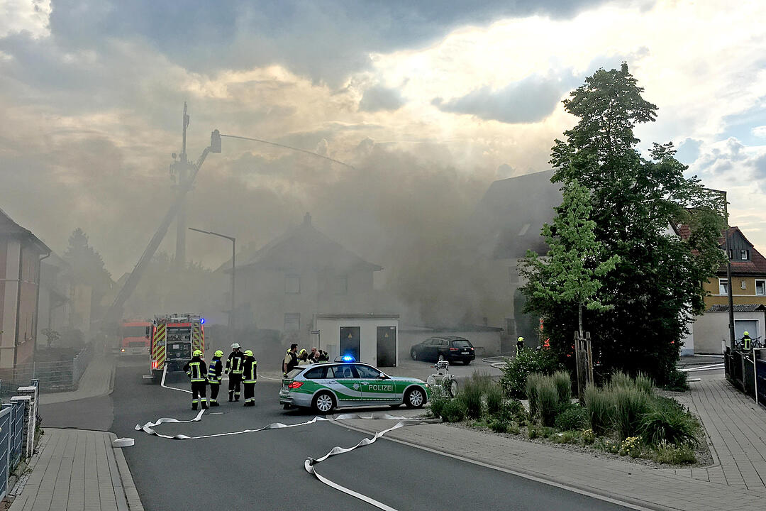 Hocher Schaden bei Brand in zwei Doppelhaushälften in Roth