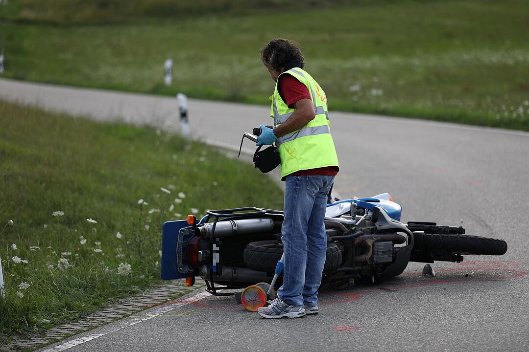 Kreis Roth: Motorradfahrer stirbt bei Unfall, Beifahrerin schwer verletzt