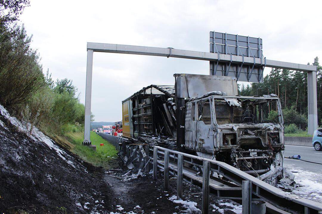 A9 bei Pegnitz: Sattelzug geht in Flammen auf