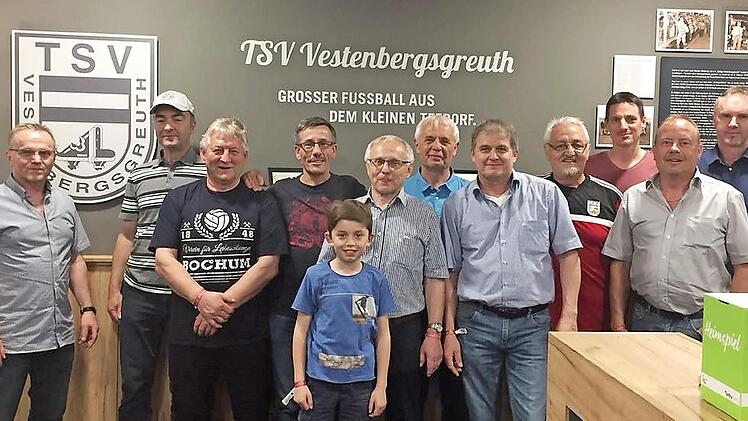 Der Spitze des TSV freute sich über den Bereich in der neuen Haupttribüne in Fürth, der ihrem Verein gewidmet ist. Foto: privat