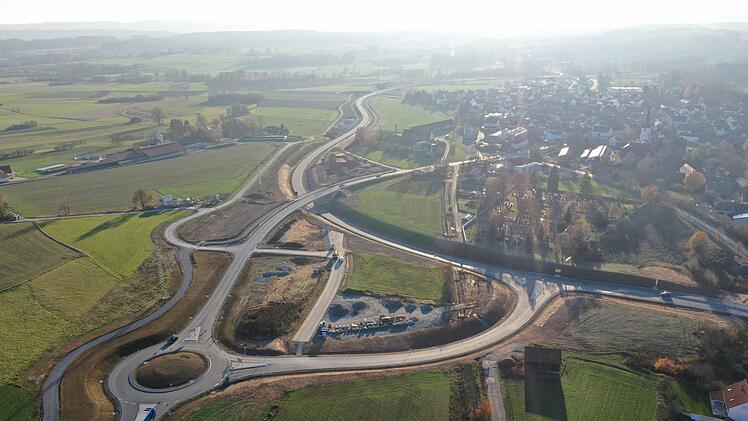 Nach Fertigstellung der Umgehung wird der Kreisel auf der alten Staatsstraße zwischen Melkendorf und Kulmbach eigentlich gar nicht mehr gebraucht, denn der Verkehr Richtung Bierstadt wird über die Theodor-Heuss-Allee geleitet. Foto: BR-Archiv