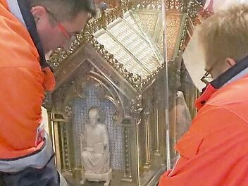 Der Reliquienschrein wird angeliefert.  Foto: Josef Hofbauer