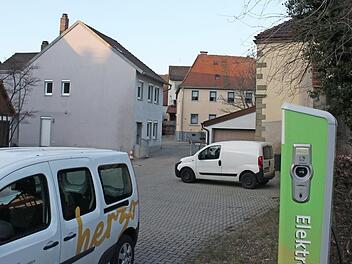 Das Haus links im Hintergrund weicht einem Trafogebäude.  Foto: bp