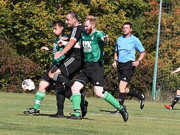Lukas M&uuml;ller (links) und Alexander Heck (beide SG WMP Lauertal) nehmen hier Julian Lutz (SC Diebach) in die Mangel. Rechts schaut Schiedsrichter Michael Drescher kritisch auf das Geschehen. Foto: Hopf