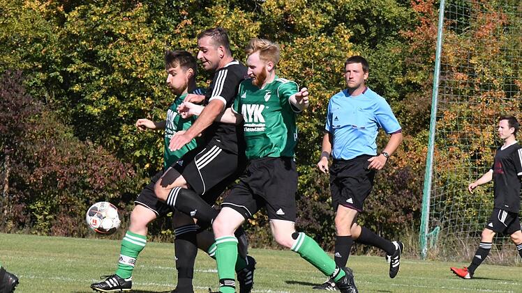 Lukas M&uuml;ller (links) und Alexander Heck (beide SG WMP Lauertal) nehmen hier Julian Lutz (SC Diebach) in die Mangel. Rechts schaut Schiedsrichter Michael Drescher kritisch auf das Geschehen. Foto: Hopf
