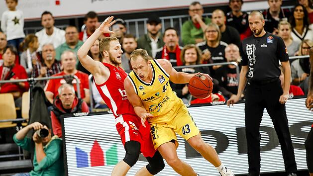 Brose-Neuzugang Christian Sengfelder (links) und der Berliner Luke Sikma lieferten sich unter den K&ouml;rben ein packendes Duell. Foto: Daniel L&ouml;b