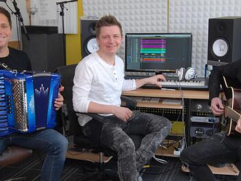 Markus, Tobias und Philipp Thomann im Homeoffice: Zuhause in Kirchaich haben sie ein kleines Studio - Beinahe-Bühnen-Ersatz ... Foto: G. Flegel