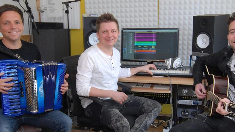 Markus, Tobias und Philipp Thomann im Homeoffice: Zuhause in Kirchaich haben sie ein kleines Studio - Beinahe-Bühnen-Ersatz ... Foto: G. Flegel