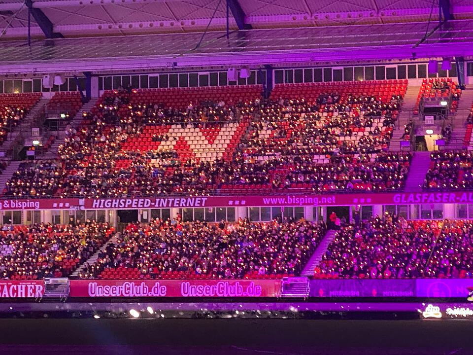 Endlich wieder: Impressionen vom Große Nürnberger Adventssingen 2022 im Max-Morlock-Stadion