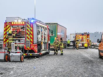 Mindestens drei Menschen sterben auf glatter Autobahn