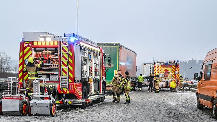 Mindestens drei Menschen sterben auf glatter Autobahn