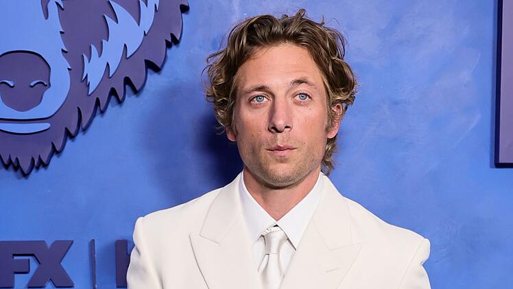 Jeremy Allen Whites Eltern waren B&uuml;hnendarsteller, und auch er machte im Theater seine ersten Schritte als Schauspieler.