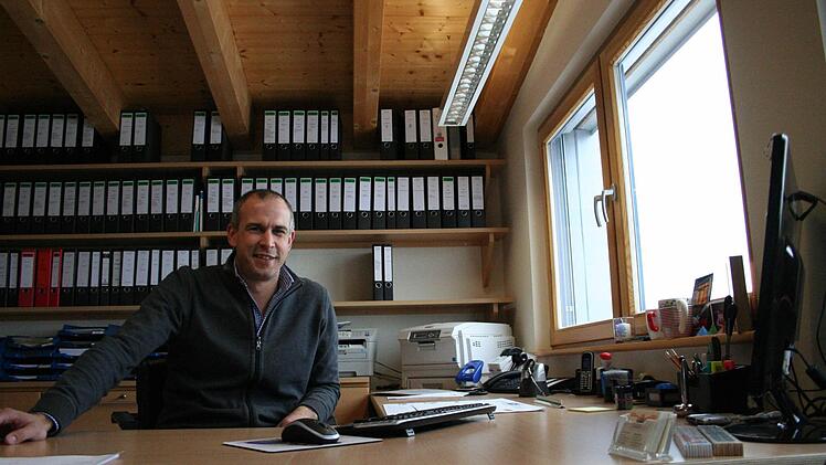 Bauunternehmer Dieter Haag in seinem Büro.