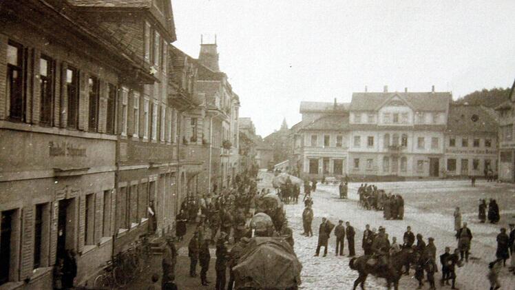 Im Hintergrund das vor kurzem erst renovierte Gebäude "Markt 8".