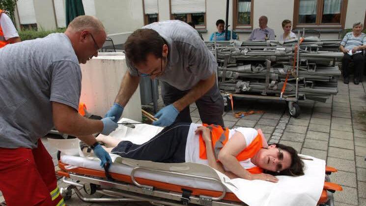 Die "verletzte" Elisabeth Behrschmidt wird für den Weitertransport in eine Klinik bereit gemacht.