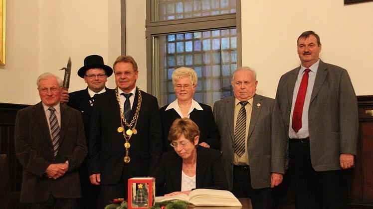 Im Anschluss trugen sich die Geehrten in das goldene Buch der Stadt ein.
