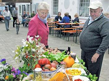 Renate Leuthäuser und Otto Ritzensteiger bestaunen beim Gold-Dorffest in Lahm und Pülsdorf die vom Obst- und Gartenbauverein an der Wanderhalle aufgebauten Spezialitäten. "Das haben wir nicht alles selbst im Garten", sagte Leuthäuser. Foto: Bettina Knnauth
