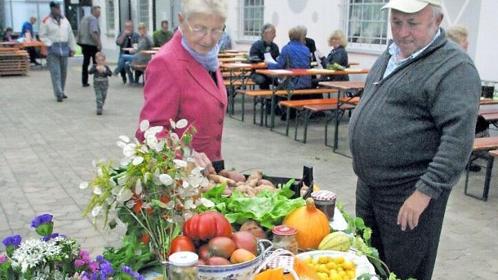 Renate Leuthäuser und Otto Ritzensteiger bestaunen beim Gold-Dorffest in Lahm und Pülsdorf die vom Obst- und Gartenbauverein an der Wanderhalle aufgebauten Spezialitäten. "Das haben wir nicht alles selbst im Garten", sagte Leuthäuser. Foto: Bettina Knnauth