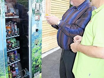 Stefan Fuchs (rechts) erklärte Pfarrer Rudolf Theiler die Funktionsweise des "Fuxomaten". Foto: Ralf Kestel