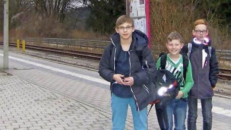 Nico Bernschneider wartete mit seinen Freunden Max und Daniel (v.l.) vergeblich auf den Zug.