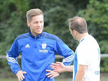 Der Trainer muss gehen: Adrian Gahn (links, im Gespräch mit dem Unterpleichfelder Kollegen Thomas Redelberger) verlässt nach Saisonende den Fußball-Bezirksligisten TSV Münnerstadt. Foto: ssp