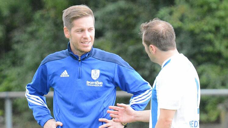 Der Trainer muss gehen: Adrian Gahn (links, im Gespräch mit dem Unterpleichfelder Kollegen Thomas Redelberger) verlässt nach Saisonende den Fußball-Bezirksligisten TSV Münnerstadt. Foto: ssp