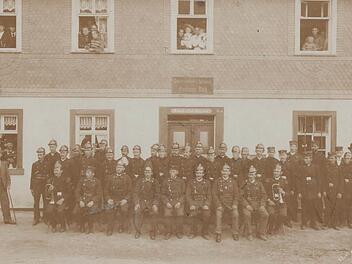 Stolz präsentierte sich die Reichenbacher Wehr am 12. Juni 1904 vor der Gastwirtschaft Daig. Fotos: Archiv/kpw