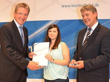 Sarah Senftleben ist als Bayernbeste der Winterprüfung 2015/2016 ausgezeichnet worden. Links Hans Rebhan, Vizepräsident der IHK, mit Landratstellvertreter Gerhard Wunder (rechts) Foto: eh
