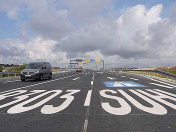 Wer sich jetzt  noch verfährt, ist selbst schuld: Mit  großen Verkehrszeichen und auffälliger Beschriftung der Fahrbahn   ist die Anschlussstelle Ebersdorf deutlich übersichtlicher geworden. Das Staatliche Bauamt, die Autobahndirektion  und der Landkreis Coburg hoffen jetzt, dass die Zeit der Staus zu Ende ist.Berthold Köhler