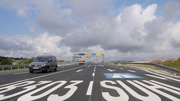 Wer sich jetzt  noch verfährt, ist selbst schuld: Mit  großen Verkehrszeichen und auffälliger Beschriftung der Fahrbahn   ist die Anschlussstelle Ebersdorf deutlich übersichtlicher geworden. Das Staatliche Bauamt, die Autobahndirektion  und der Landkreis Coburg hoffen jetzt, dass die Zeit der Staus zu Ende ist.Berthold Köhler
