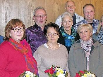 Bürgermeister Michael Keilich (Zweiter von rechts) mit den für bürgerliches Engagement ausgezeichneten Blutspendern, die sich 25- bis 125-mal unentgeltlich zur Verfügung gestellt haben. Foto: Klaus Oelzner