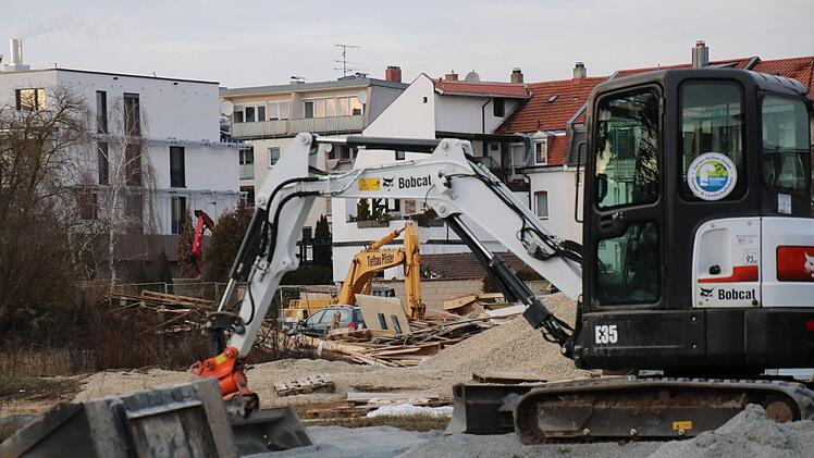 Ulanenpark nennt sich eine Art neues Stadtviertel in der Wunderburg. Hier entstehen 29 Eigentumswohnungen, sechs Reihenhäuser und Geschäfte. Herzstück ist das  neu eröffnete Wohn- und Gesundheitszentrum  der Sozialstiftung mit betreuten Wohngruppen und Tagespflegeplätzen.
