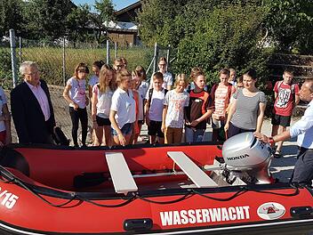 Die Wasserwachler erklären ihr Boot. Foto: Carmen Schwind