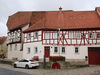Das Haus von Peter Csaczar mit dem markanten roten Fachwerk  ist mit dem "Mürschter Nagel" des Altstadtvereins ausgezeichnet worden.  Foto: Thomas Malz