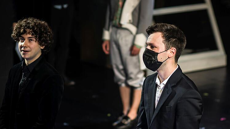 ein Vollbad im Applaus gab es nach der Aufführung von Mozarts "Cosi fan tutte" am Landestheater Coburg für die Dirigier-Studenten Mauricio Sotelo-Romero (links) und Friedrich Praetorius.Foto: Jochen Berger