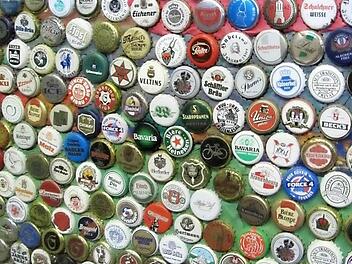 Hunderte Bierkapseln hatte ein Sammler aus Teuschnitz im Landkreis Kronach dabei - da war einst bestimmt für jedermanns Geschmack etwas dabei...  Foto: Monika Schütz