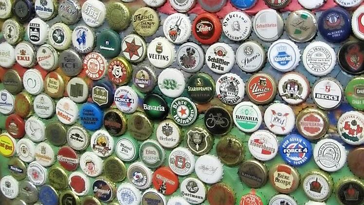 Hunderte Bierkapseln hatte ein Sammler aus Teuschnitz im Landkreis Kronach dabei - da war einst bestimmt für jedermanns Geschmack etwas dabei...  Foto: Monika Schütz