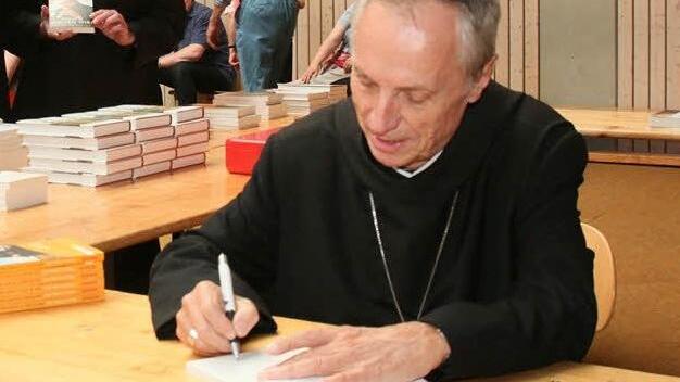 Abtprimas Notker Wolf beim Signieren von Büchern.