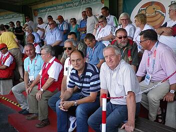 Harry Hofmann (unten rechts) und Norbert Heerlein aus Neustadt waren auf der Haupttribüne bei den Europameisterschaften in Suhl live dabei. Die beiden Freizeit-Wurfscheiben-Schützen verfolgten an mehreren Tagen die spannenden Wettkämpfe. Fotos: privat