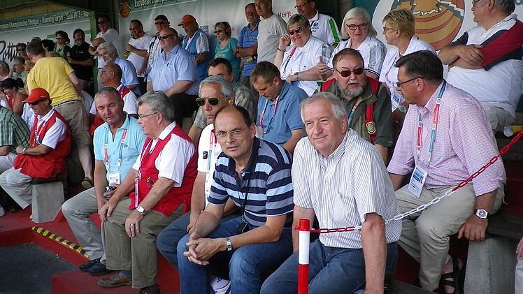 Harry Hofmann (unten rechts) und Norbert Heerlein aus Neustadt waren auf der Haupttribüne bei den Europameisterschaften in Suhl live dabei. Die beiden Freizeit-Wurfscheiben-Schützen verfolgten an mehreren Tagen die spannenden Wettkämpfe. Fotos: privat